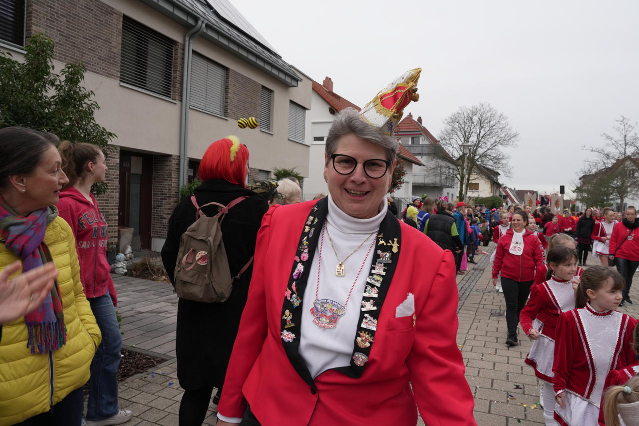 Helau Walldorfer Fastnachtsumzug närischer Lindwurm kleine und große Narren am Rathaus im Stadtteil Walldorf 2024