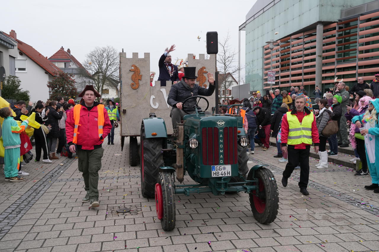 Helau Walldorfer Fastnachtsumzug närischer Lindwurm kleine und große Narren am Rathaus im Stadtteil Walldorf 2024