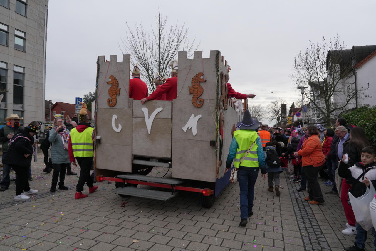 Helau Walldorfer Fastnachtsumzug närischer Lindwurm kleine und große Narren am Rathaus im Stadtteil Walldorf 2024