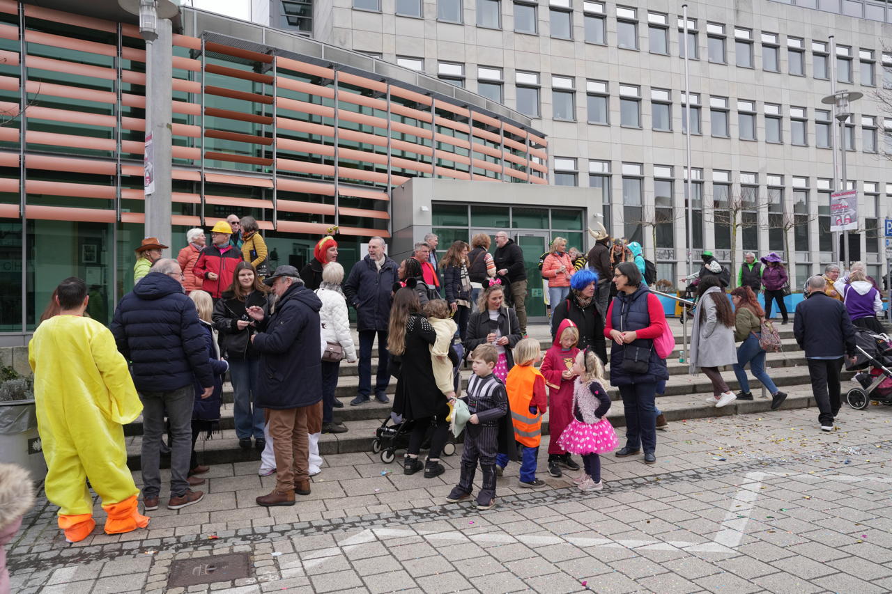 Helau Walldorfer Fastnachtsumzug närischer Lindwurm kleine und große Narren am Rathaus im Stadtteil Walldorf 2024