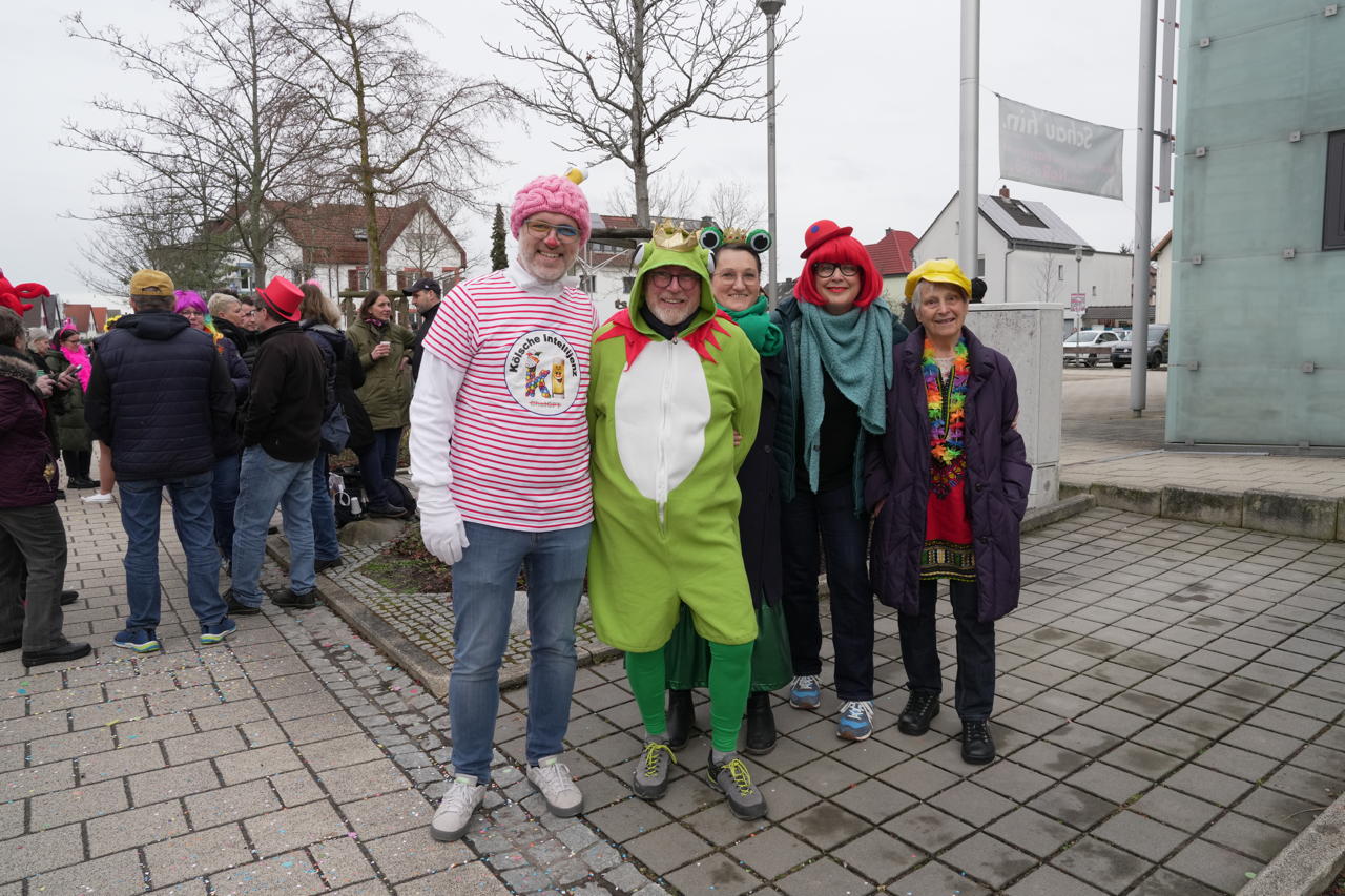 Helau Walldorfer Fastnachtsumzug närischer Lindwurm kleine und große Narren am Rathaus im Stadtteil Walldorf 2024