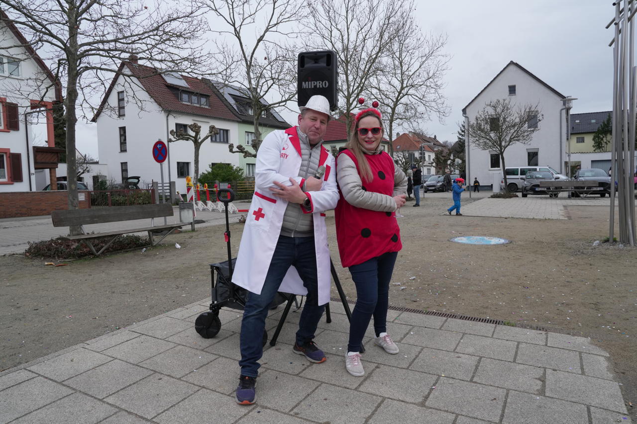 Helau Walldorfer Fastnachtsumzug närischer Lindwurm kleine und große Narren am Rathaus im Stadtteil Walldorf 2024