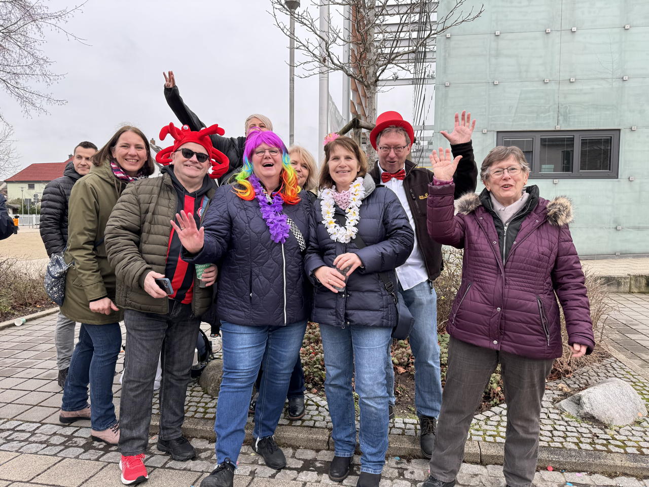 Helau Walldorfer Fastnachtsumzug närischer Lindwurm kleine und große Narren am Rathaus im Stadtteil Walldorf 2024