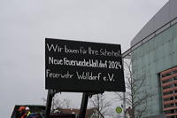 Helau Walldorfer Fastnachtsumzug närischer Lindwurm kleine und große Narren am Rathaus im Stadtteil Walldorf 2024