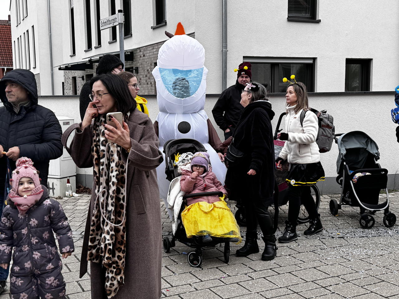 Helau Walldorfer Fastnachtsumzug närischer Lindwurm kleine und große Narren am Rathaus im Stadtteil Walldorf 2026