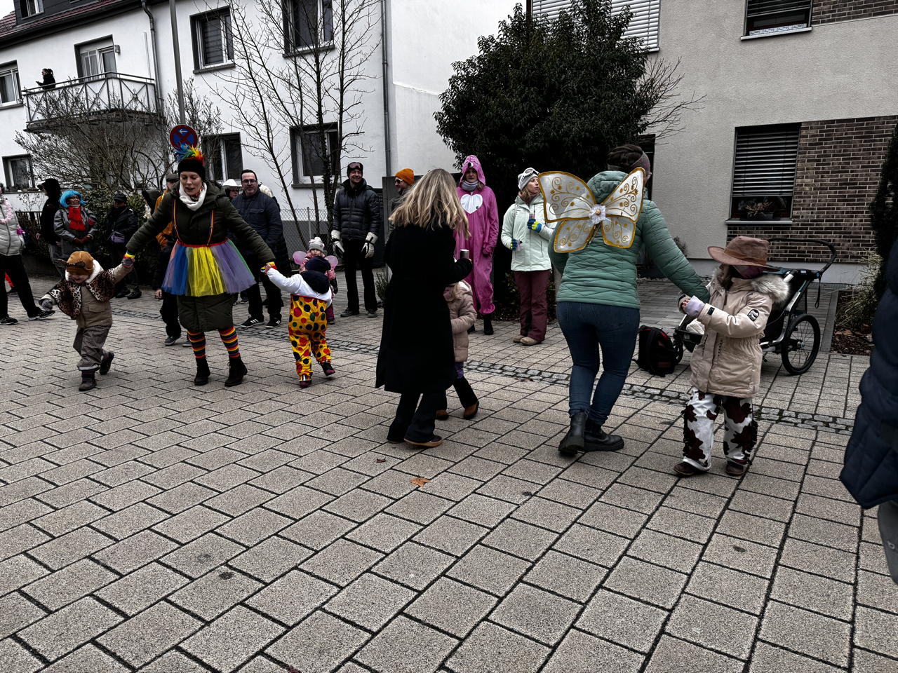 Helau Walldorfer Fastnachtsumzug närischer Lindwurm kleine und große Narren am Rathaus im Stadtteil Walldorf 2026