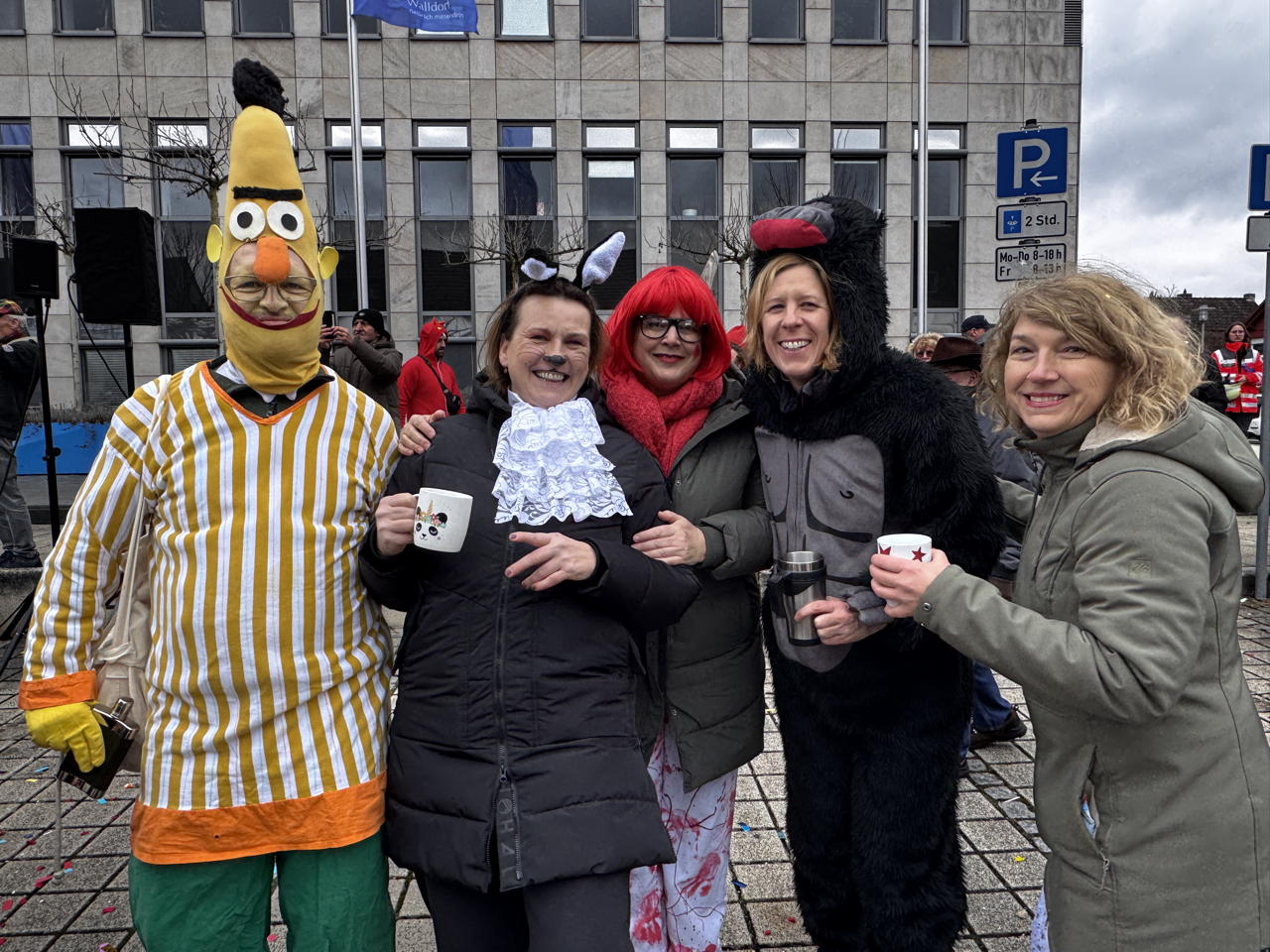 Helau Walldorfer Fastnachtsumzug närischer Lindwurm kleine und große Narren am Rathaus im Stadtteil Walldorf 2026