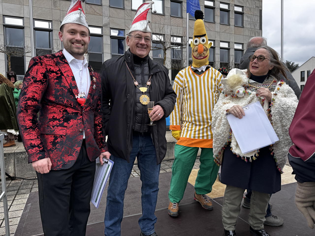 Helau Walldorfer Fastnachtsumzug närischer Lindwurm kleine und große Narren am Rathaus im Stadtteil Walldorf 2026