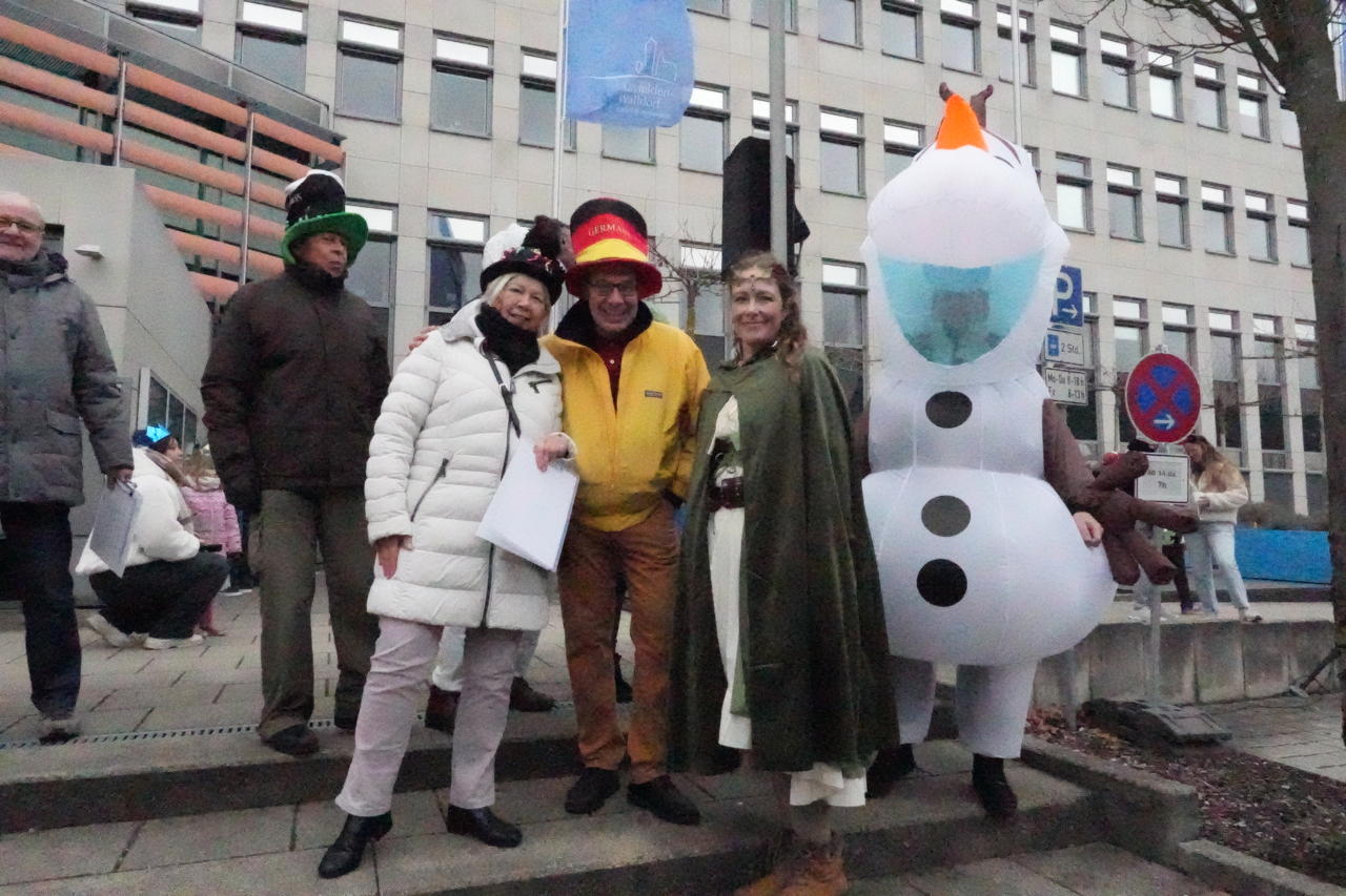 Helau Walldorfer Fastnachtsumzug närischer Lindwurm kleine und große Narren am Rathaus im Stadtteil Walldorf 2026