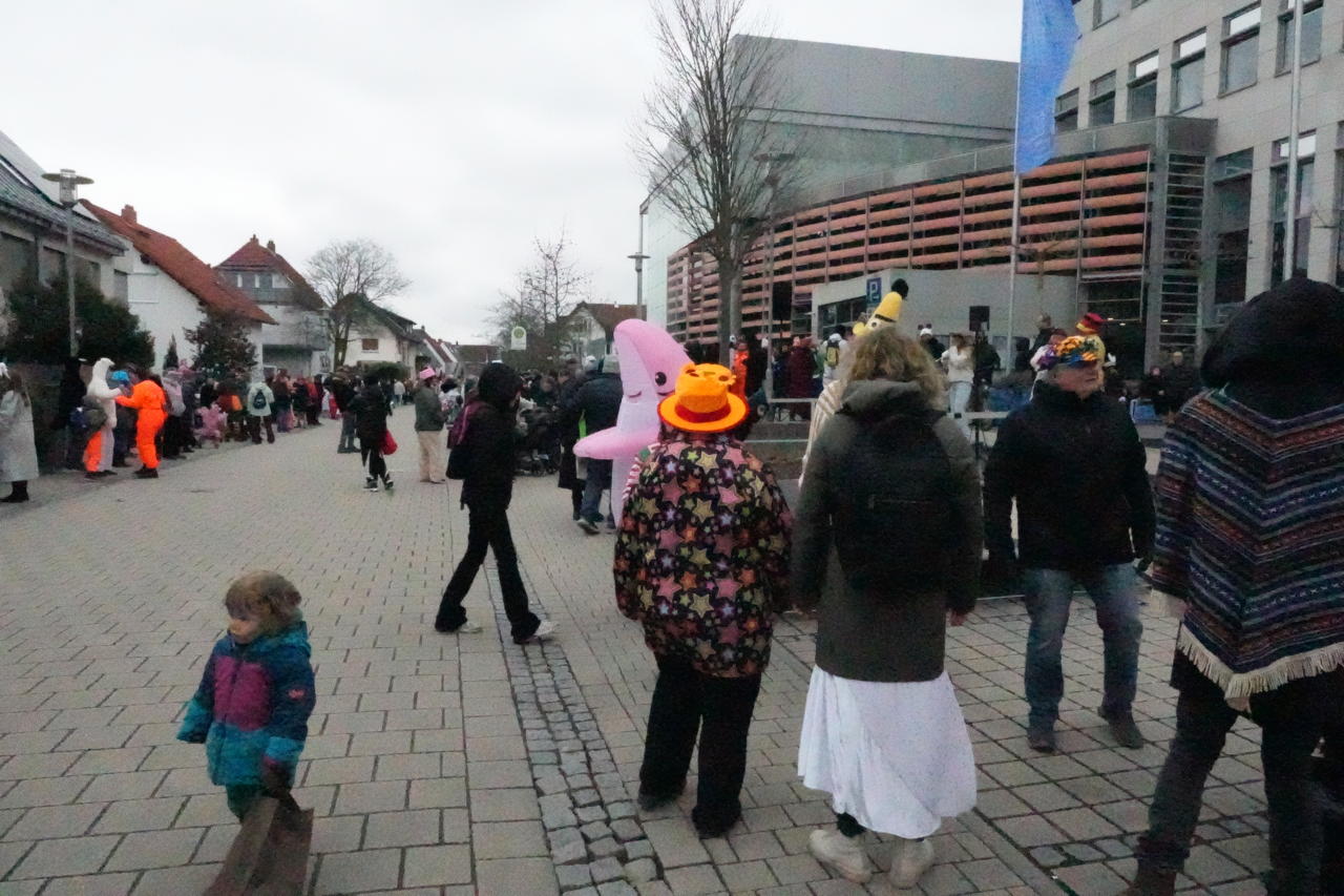 Helau Walldorfer Fastnachtsumzug närischer Lindwurm kleine und große Narren am Rathaus im Stadtteil Walldorf 2026