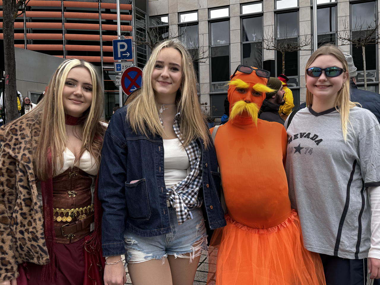 Helau Walldorfer Fastnachtsumzug närischer Lindwurm kleine und große Narren am Rathaus im Stadtteil Walldorf 2026