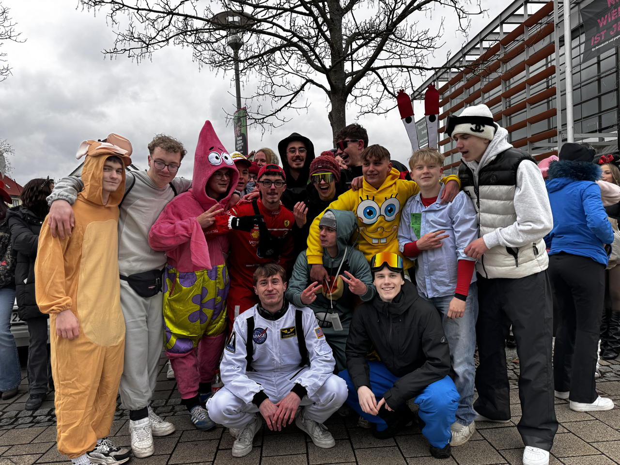 Helau Walldorfer Fastnachtsumzug närischer Lindwurm kleine und große Narren am Rathaus im Stadtteil Walldorf 2026