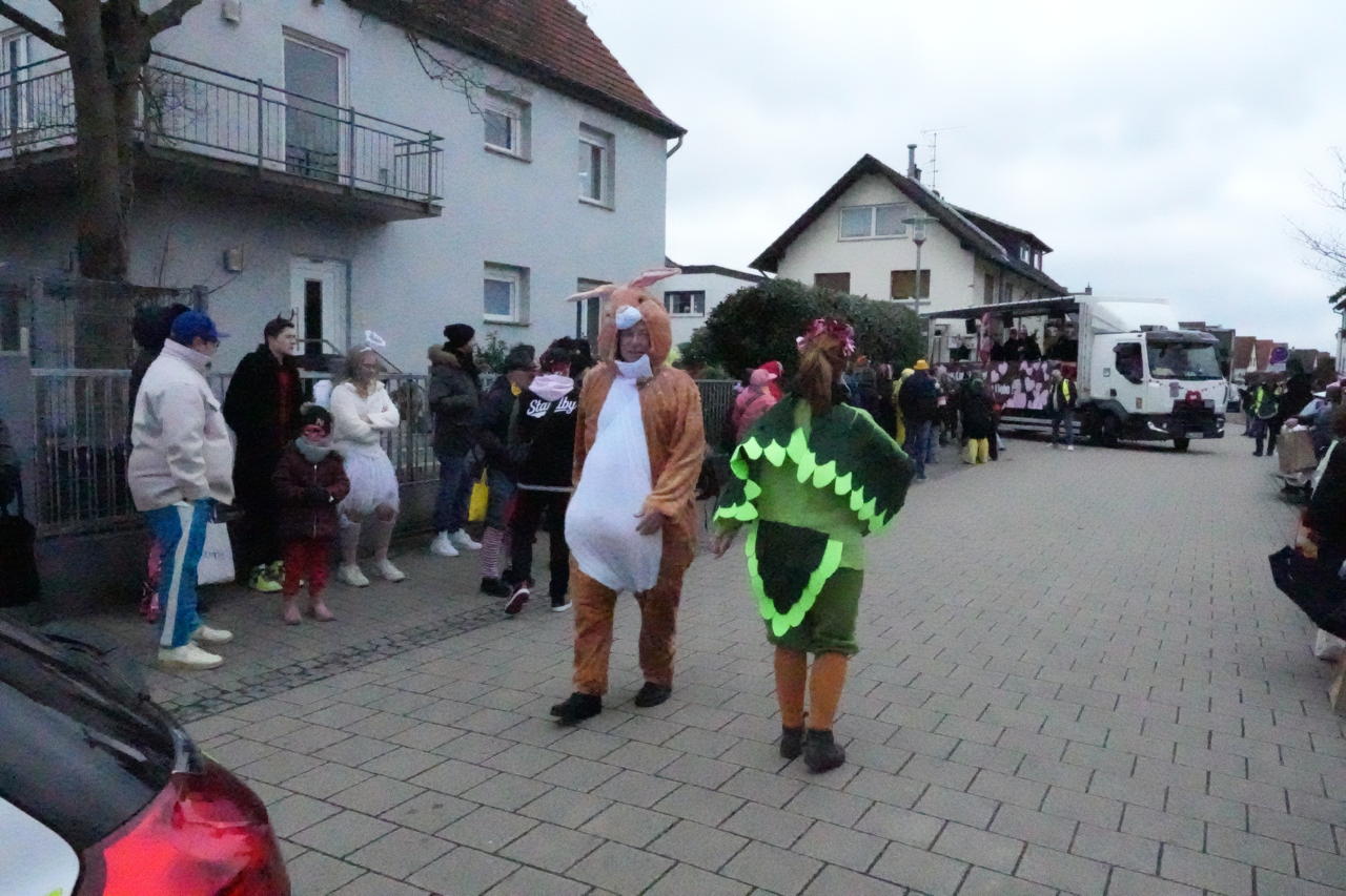 Helau Walldorfer Fastnachtsumzug närischer Lindwurm kleine und große Narren am Rathaus im Stadtteil Walldorf 2026