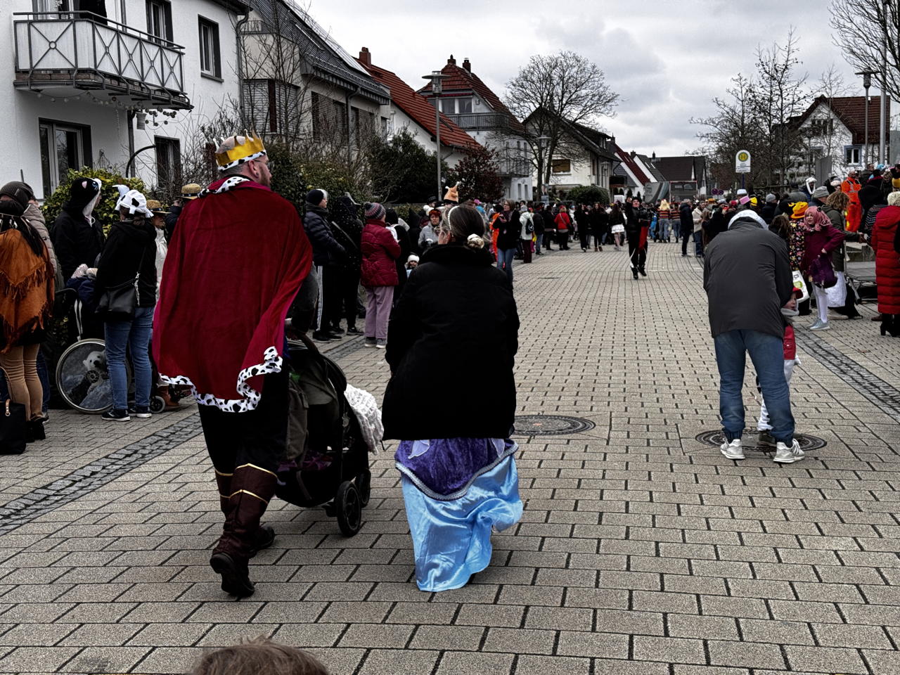 Helau Walldorfer Fastnachtsumzug närischer Lindwurm kleine und große Narren am Rathaus im Stadtteil Walldorf 2026