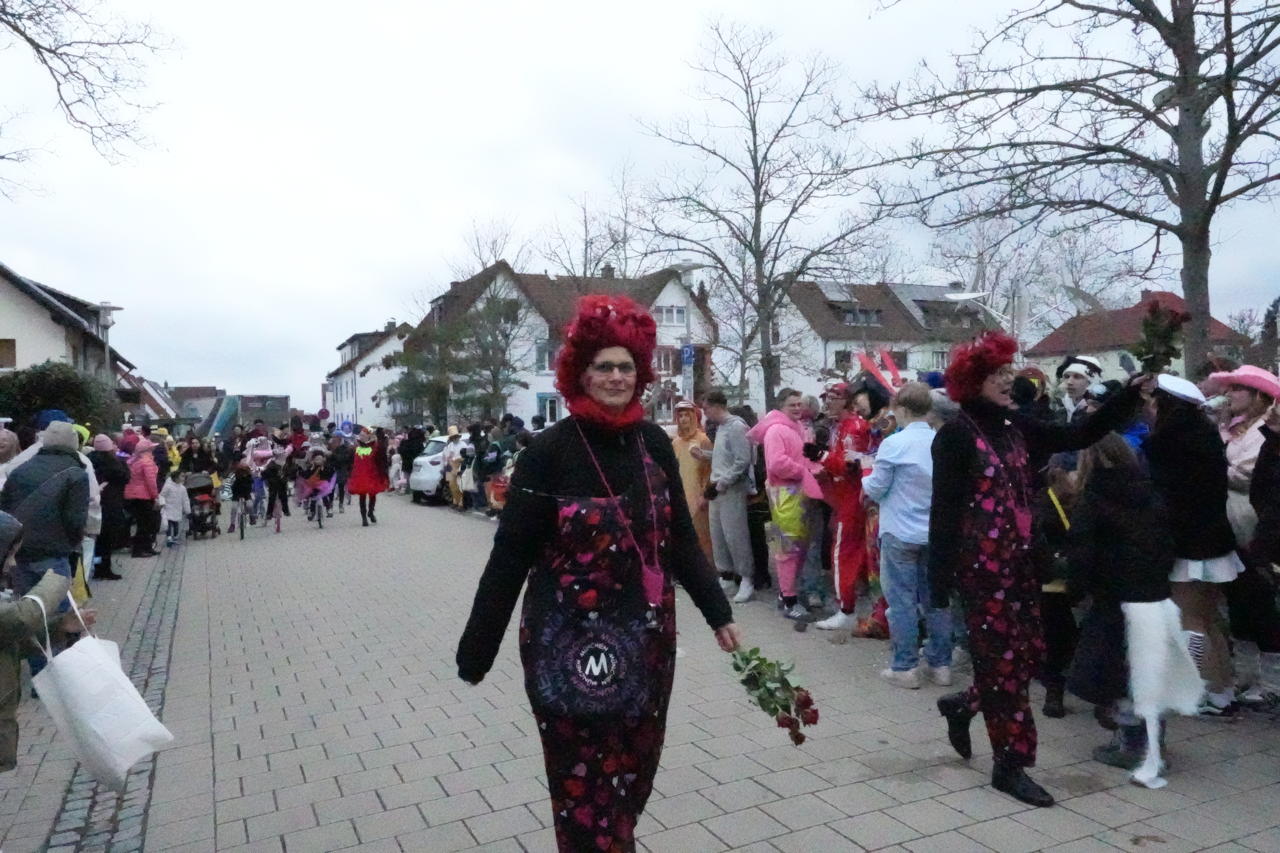 Helau Walldorfer Fastnachtsumzug närischer Lindwurm kleine und große Narren am Rathaus im Stadtteil Walldorf 2024