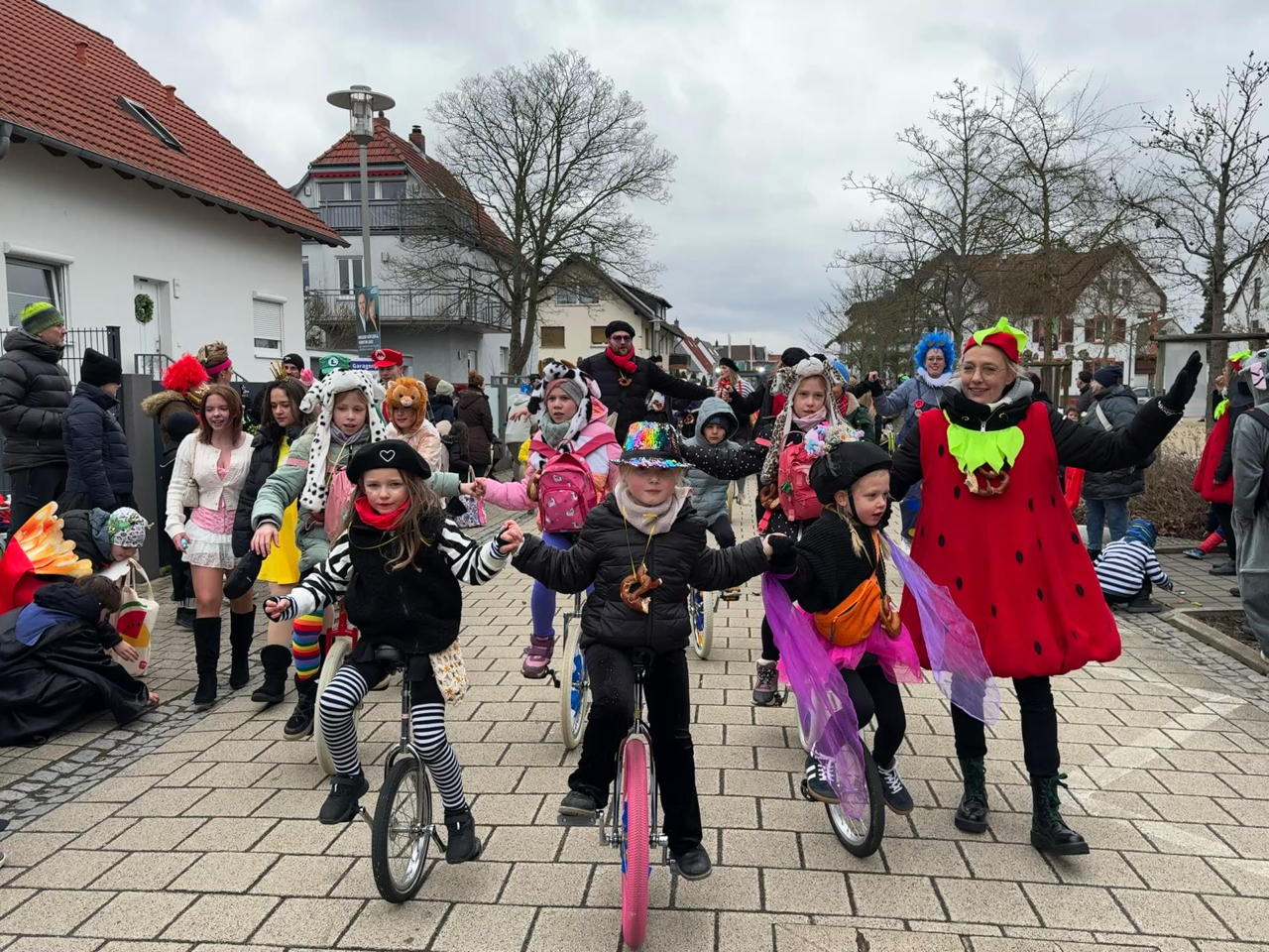 Helau Walldorfer Fastnachtsumzug närischer Lindwurm kleine und große Narren am Rathaus im Stadtteil Walldorf 2026