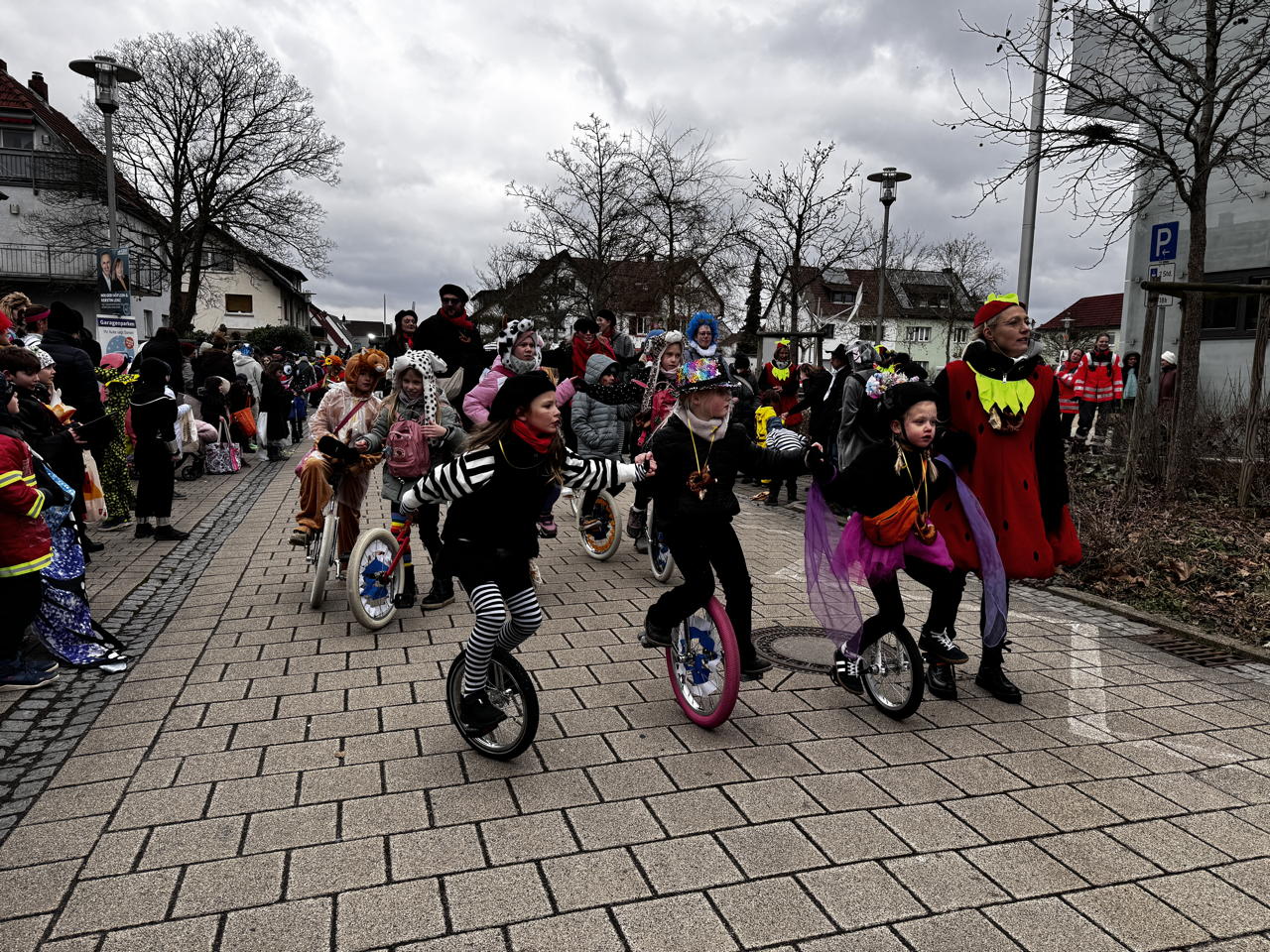 Helau Walldorfer Fastnachtsumzug närischer Lindwurm kleine und große Narren am Rathaus im Stadtteil Walldorf 2026