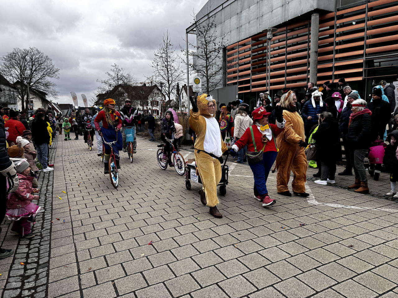 Helau Walldorfer Fastnachtsumzug närischer Lindwurm kleine und große Narren am Rathaus im Stadtteil Walldorf 2026