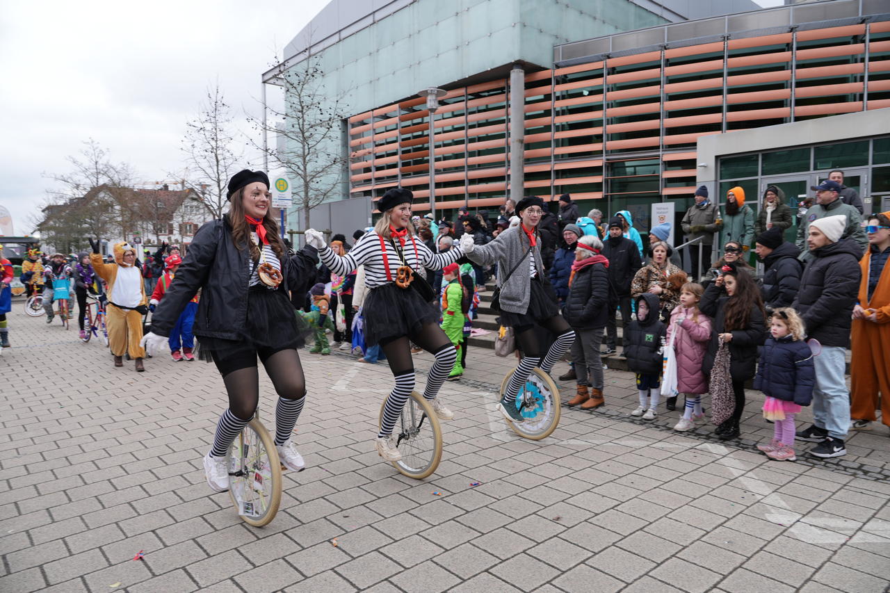 Helau Walldorfer Fastnachtsumzug närischer Lindwurm kleine und große Narren am Rathaus im Stadtteil Walldorf 2026