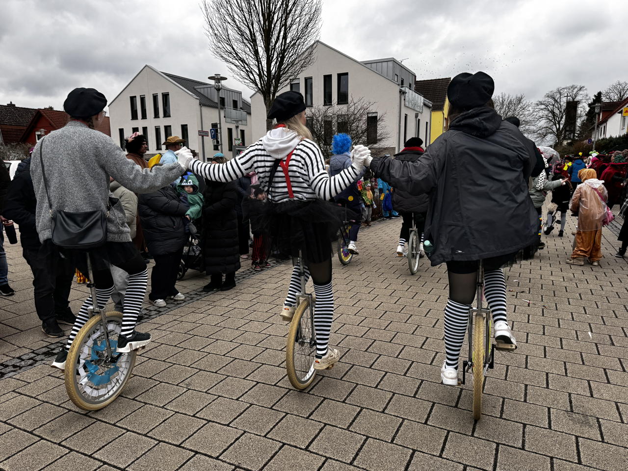 Helau Walldorfer Fastnachtsumzug närischer Lindwurm kleine und große Narren am Rathaus im Stadtteil Walldorf 2026