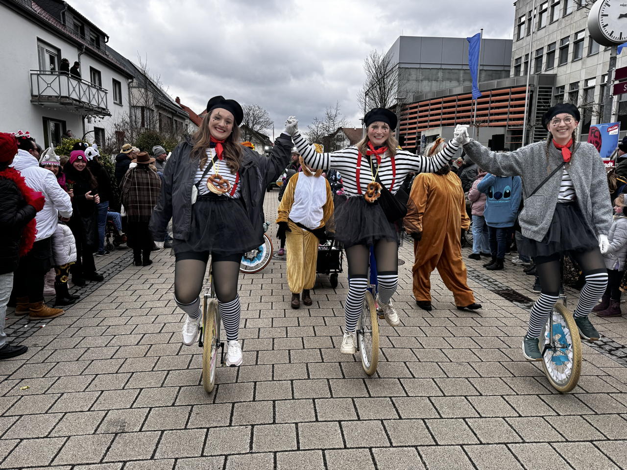 Helau Walldorfer Fastnachtsumzug närischer Lindwurm kleine und große Narren am Rathaus im Stadtteil Walldorf 2026