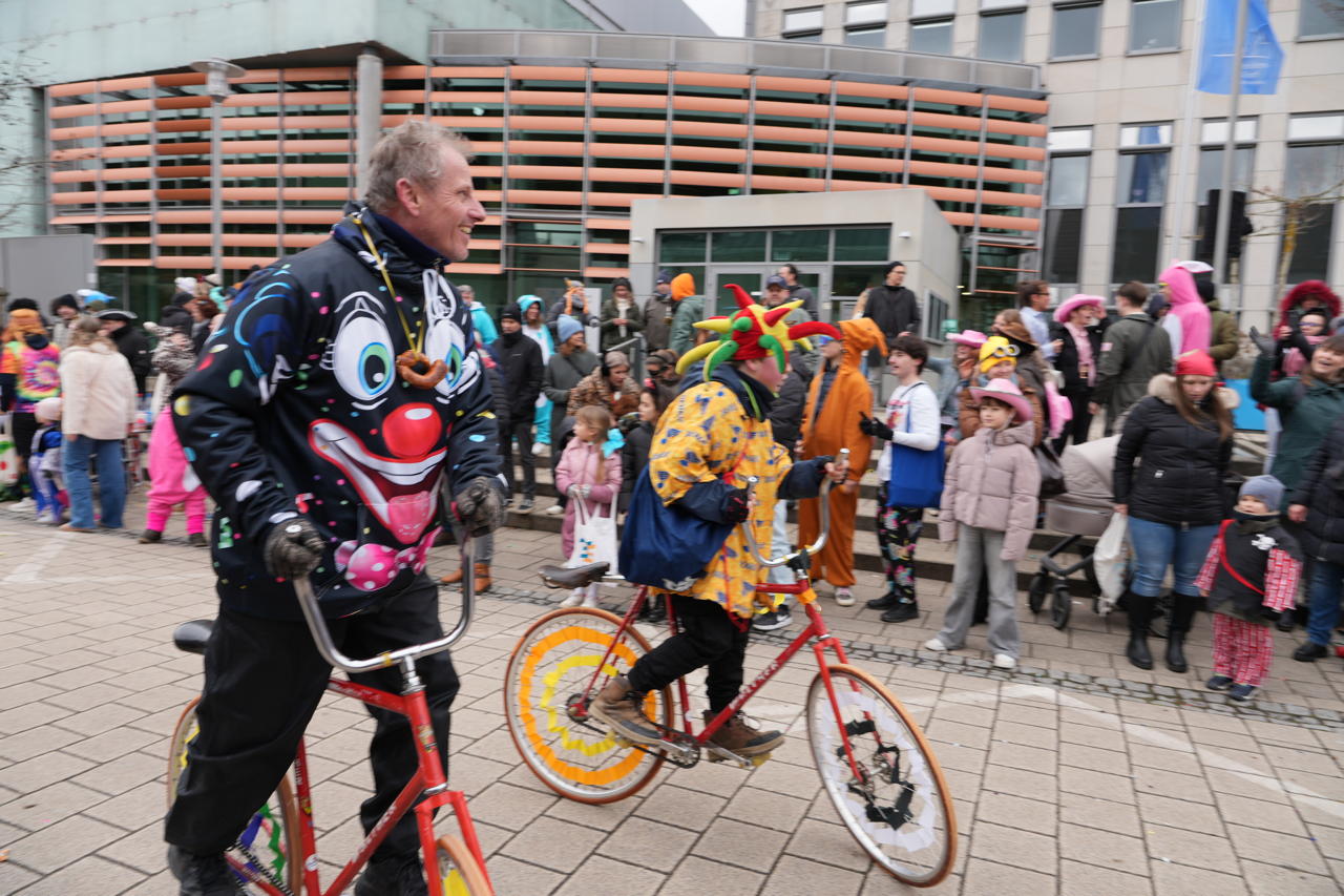Helau Walldorfer Fastnachtsumzug närischer Lindwurm kleine und große Narren am Rathaus im Stadtteil Walldorf 2026