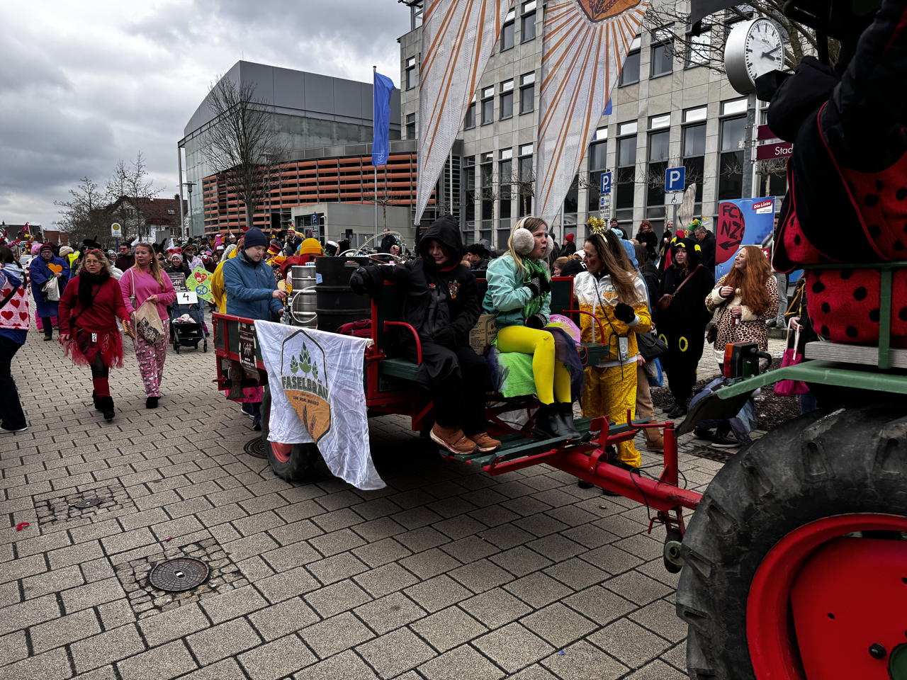 Helau Walldorfer Fastnachtsumzug närischer Lindwurm kleine und große Narren am Rathaus im Stadtteil Walldorf 2026