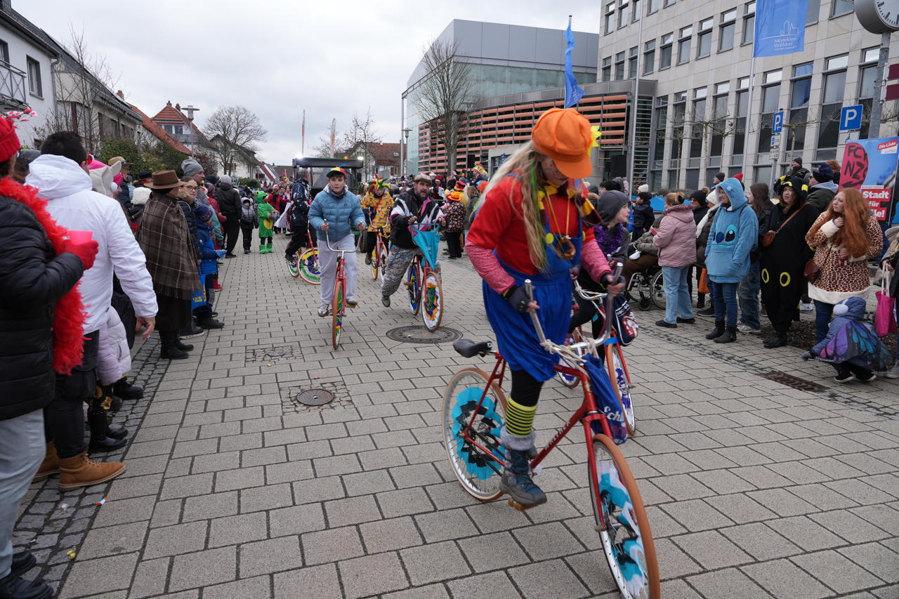 Helau Walldorfer Fastnachtsumzug närischer Lindwurm kleine und große Narren am Rathaus im Stadtteil Walldorf 2026