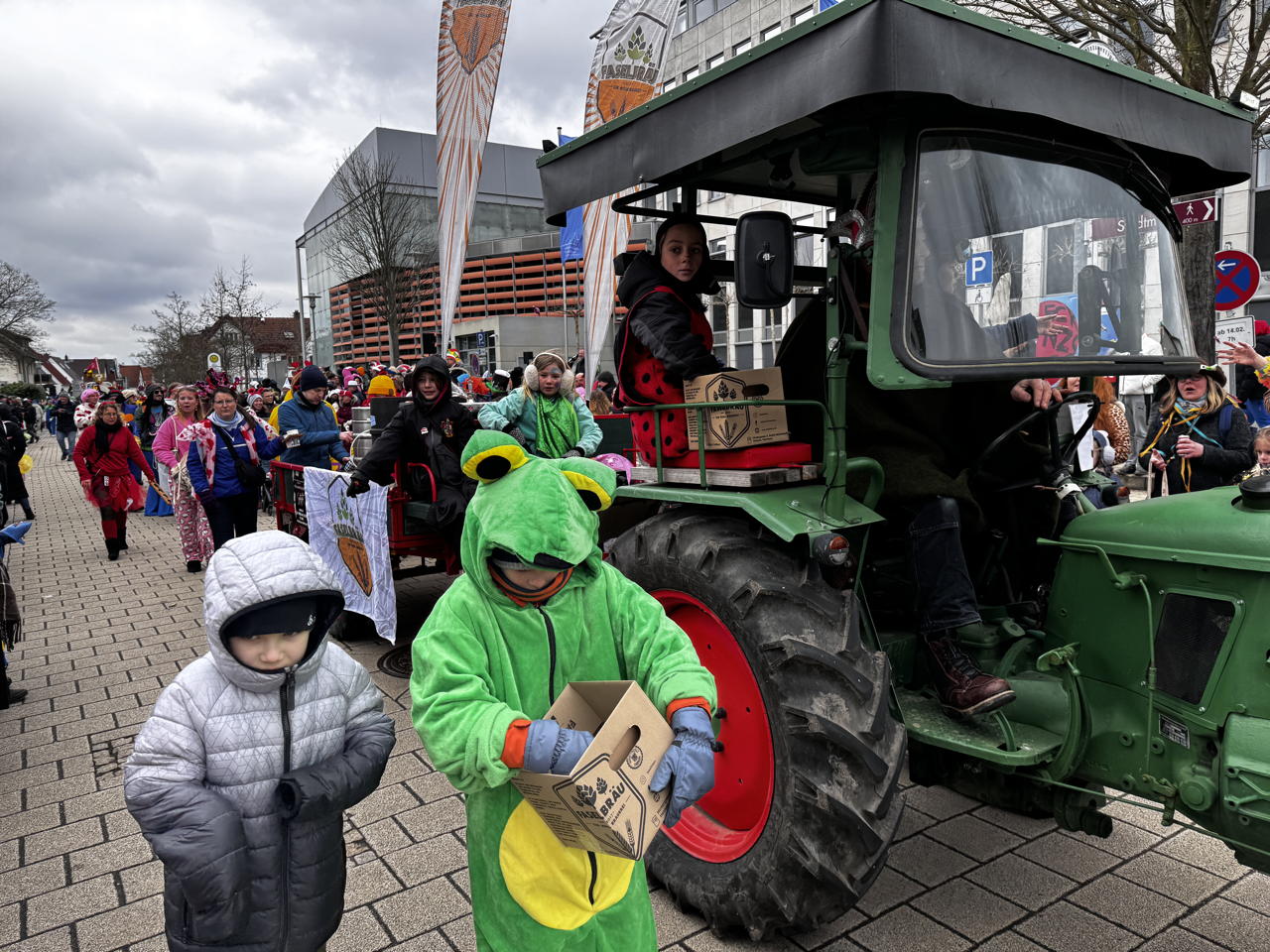 Helau Walldorfer Fastnachtsumzug närischer Lindwurm kleine und große Narren am Rathaus im Stadtteil Walldorf 2026