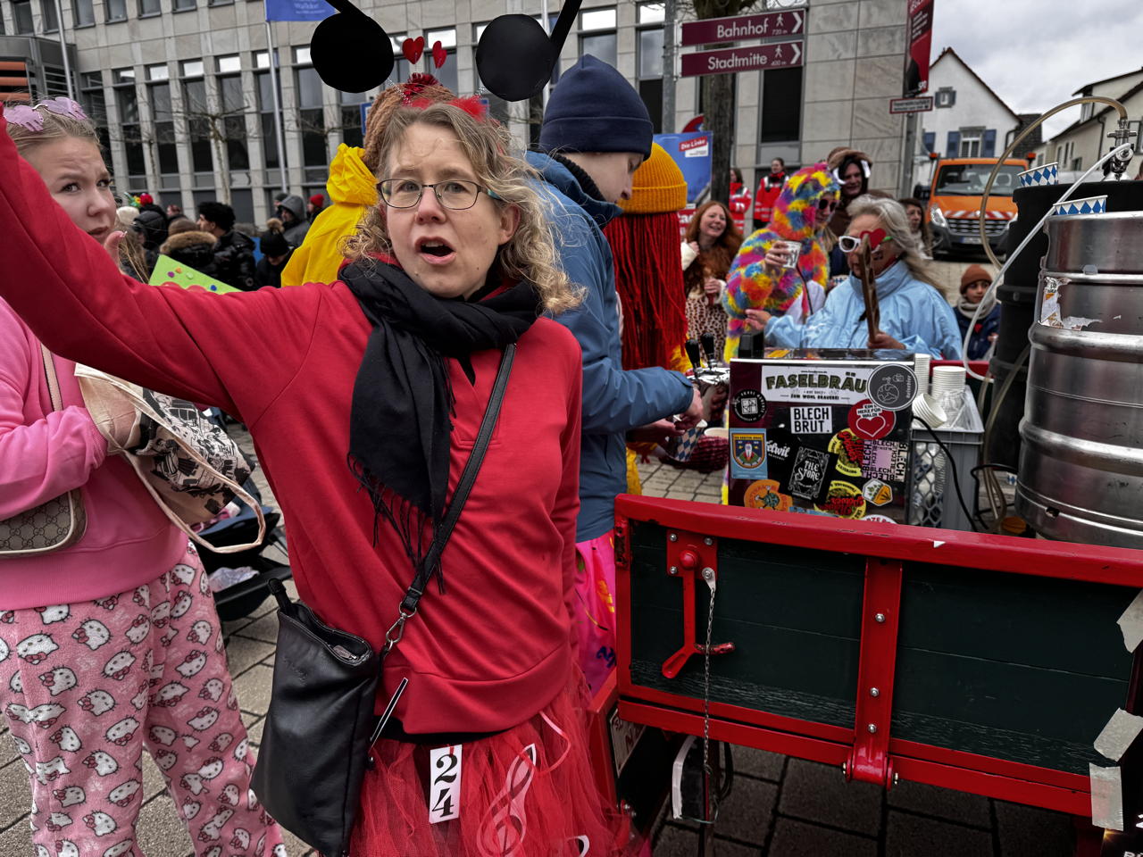 Helau Walldorfer Fastnachtsumzug närischer Lindwurm kleine und große Narren am Rathaus im Stadtteil Walldorf 2026