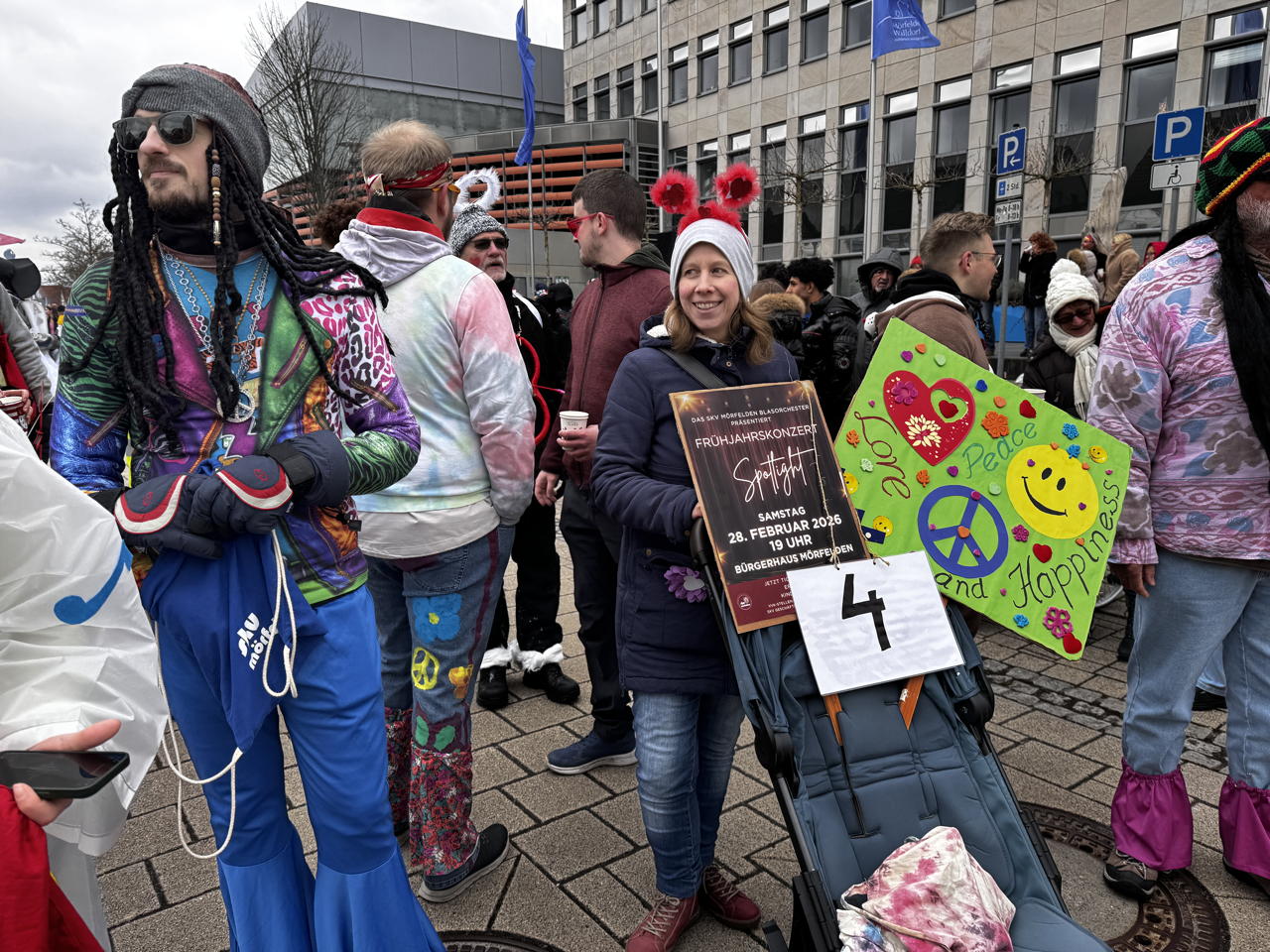 Helau Walldorfer Fastnachtsumzug närischer Lindwurm kleine und große Narren am Rathaus im Stadtteil Walldorf 2026