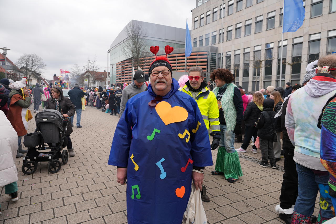 Helau Walldorfer Fastnachtsumzug närischer Lindwurm kleine und große Narren am Rathaus im Stadtteil Walldorf 2026