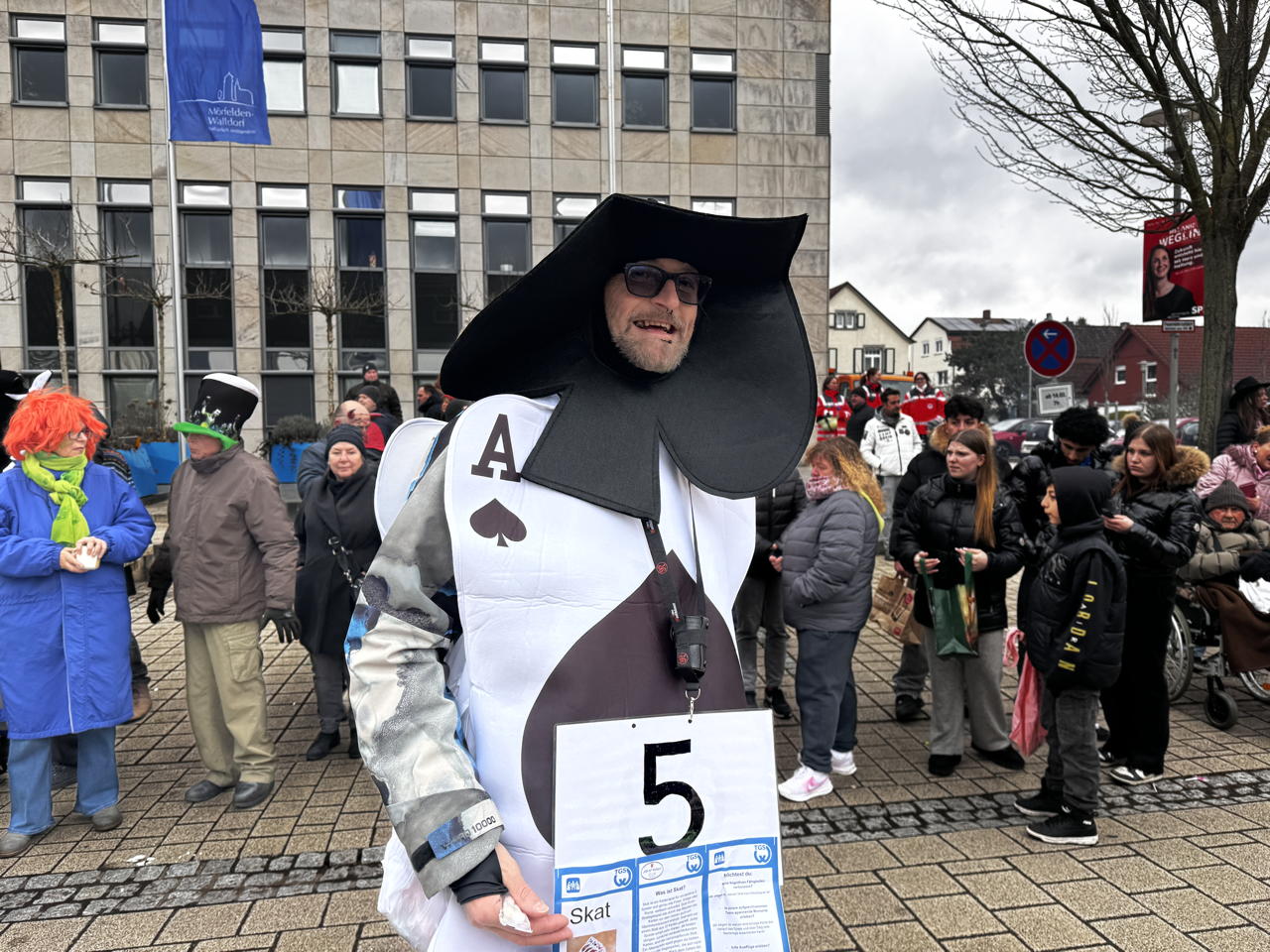 Helau Walldorfer Fastnachtsumzug närischer Lindwurm kleine und große Narren am Rathaus im Stadtteil Walldorf 2026
