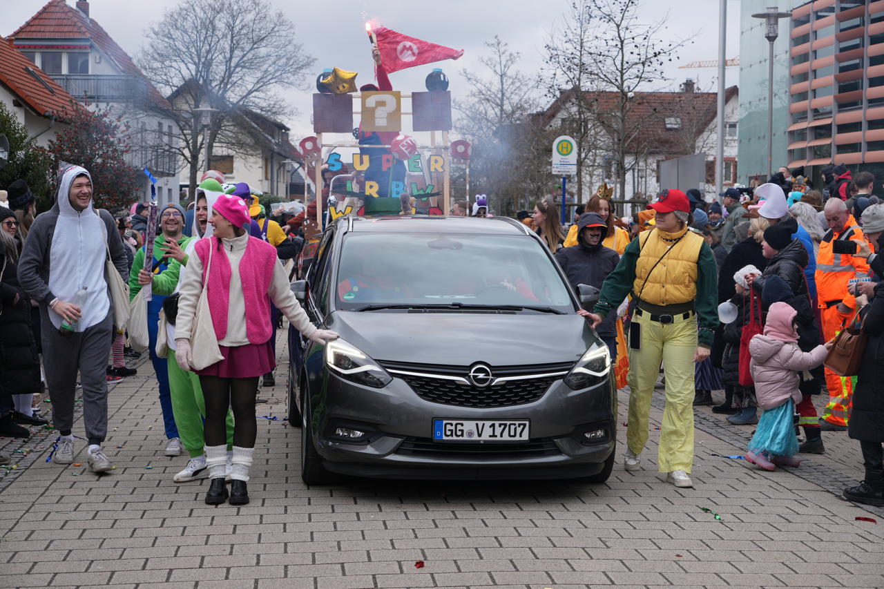 Helau Walldorfer Fastnachtsumzug närischer Lindwurm kleine und große Narren am Rathaus im Stadtteil Walldorf 2026