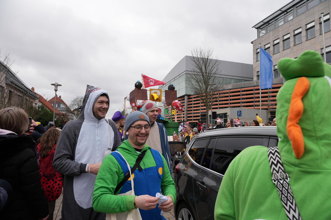 Helau Walldorfer Fastnachtsumzug närischer Lindwurm kleine und große Narren am Rathaus im Stadtteil Walldorf 2026