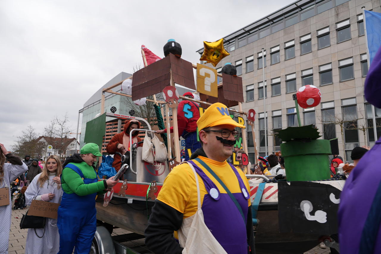 Helau Walldorfer Fastnachtsumzug närischer Lindwurm kleine und große Narren am Rathaus im Stadtteil Walldorf 2026