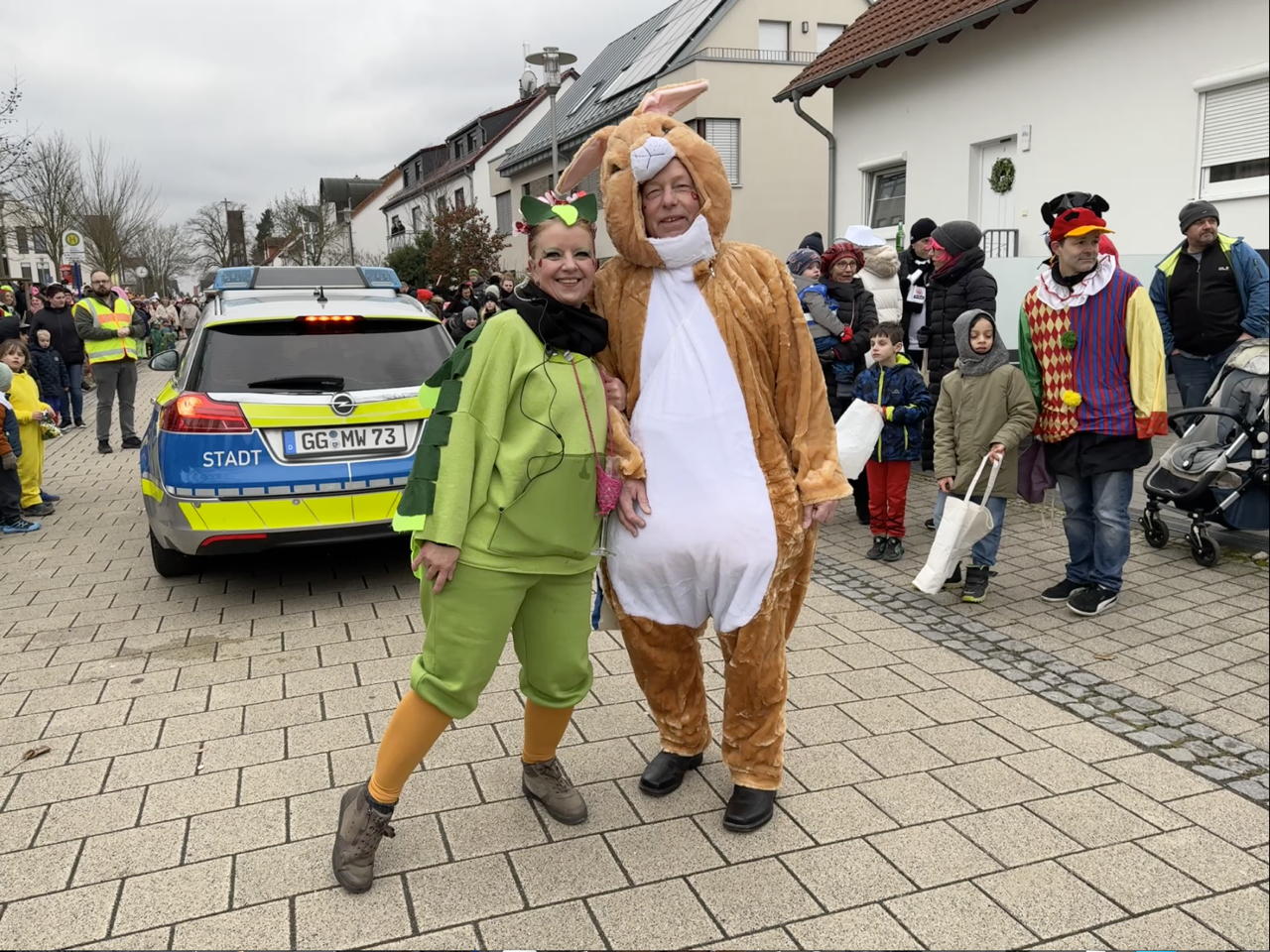 Helau Walldorfer Fastnachtsumzug närischer Lindwurm kleine und große Narren am Rathaus im Stadtteil Walldorf 2026