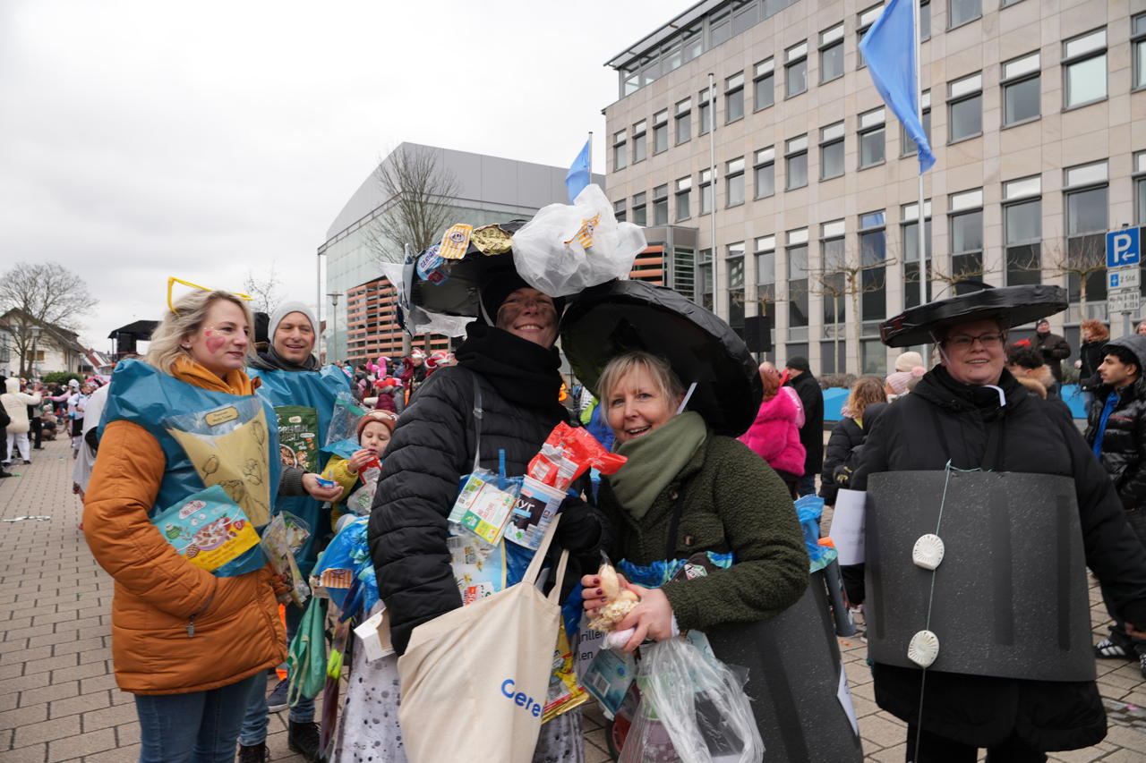 Helau Walldorfer Fastnachtsumzug närischer Lindwurm kleine und große Narren am Rathaus im Stadtteil Walldorf 2026