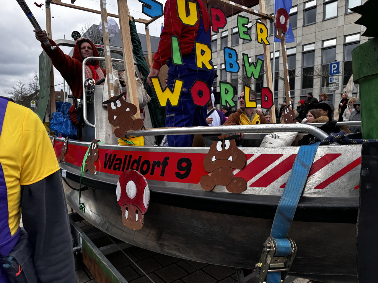 Helau Walldorfer Fastnachtsumzug närischer Lindwurm kleine und große Narren am Rathaus im Stadtteil Walldorf 2026