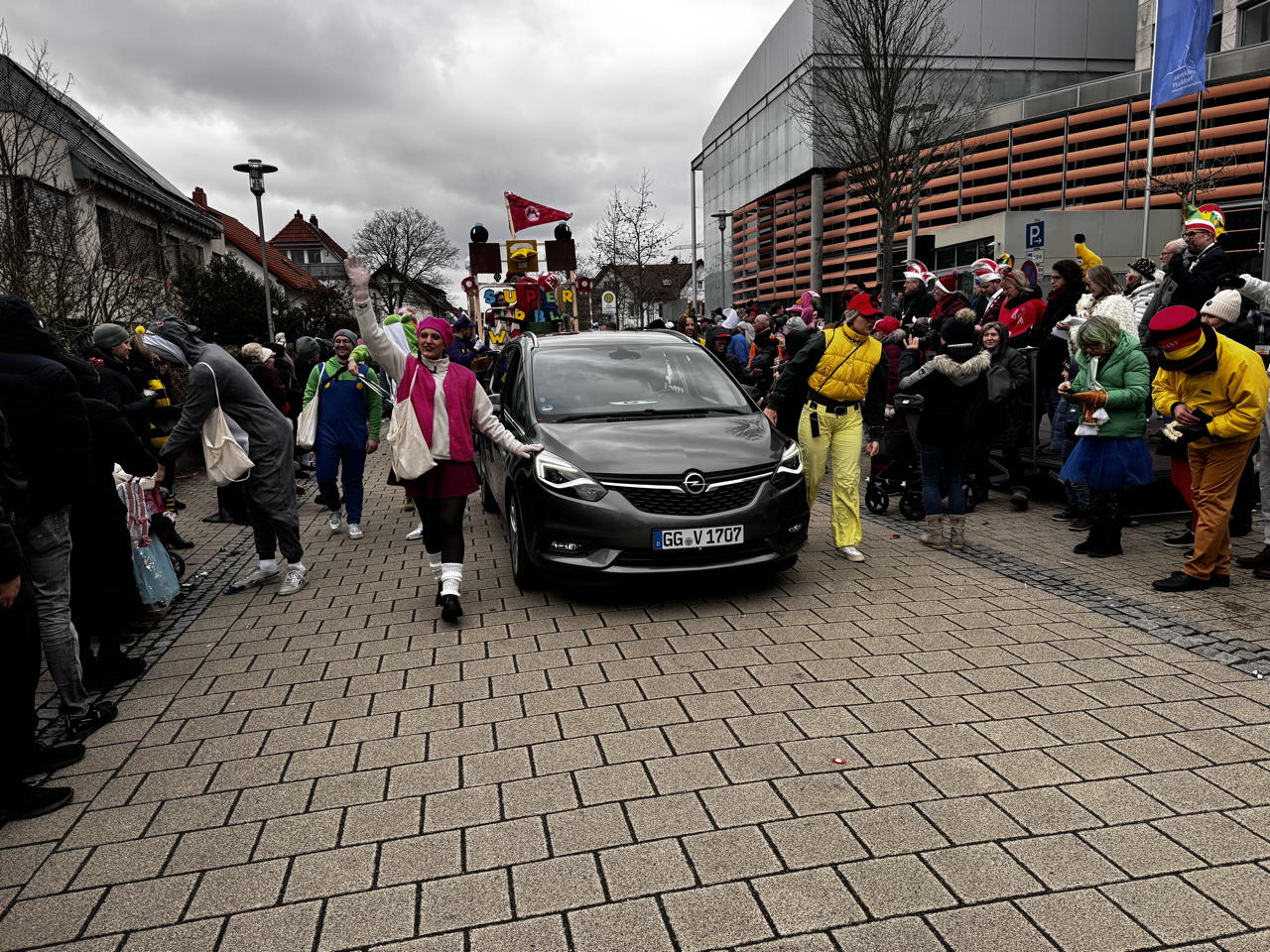Helau Walldorfer Fastnachtsumzug närischer Lindwurm kleine und große Narren am Rathaus im Stadtteil Walldorf 2026