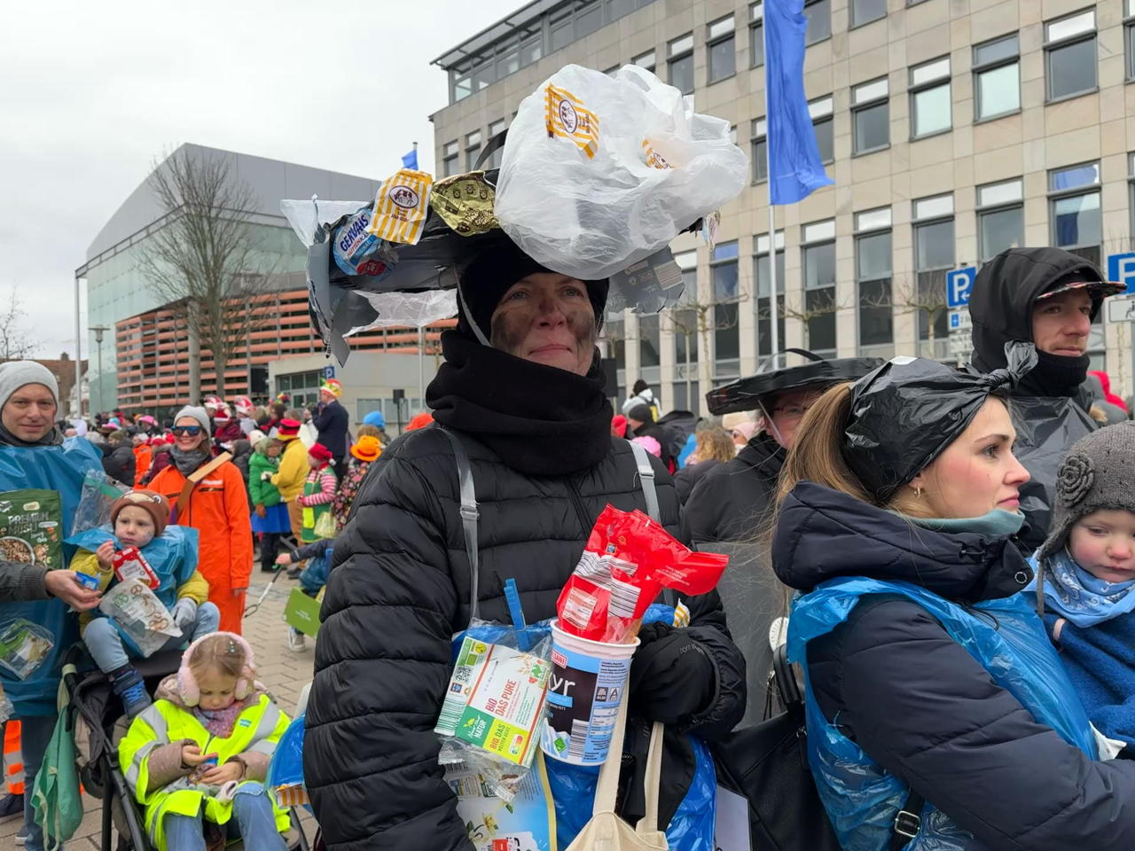 Helau Walldorfer Fastnachtsumzug närischer Lindwurm kleine und große Narren am Rathaus im Stadtteil Walldorf 2026