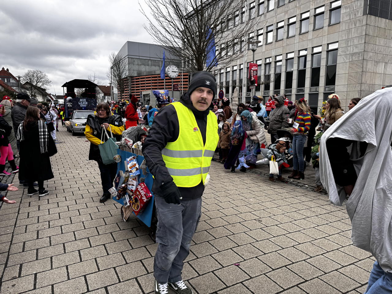 Helau Walldorfer Fastnachtsumzug närischer Lindwurm kleine und große Narren am Rathaus im Stadtteil Walldorf 2026