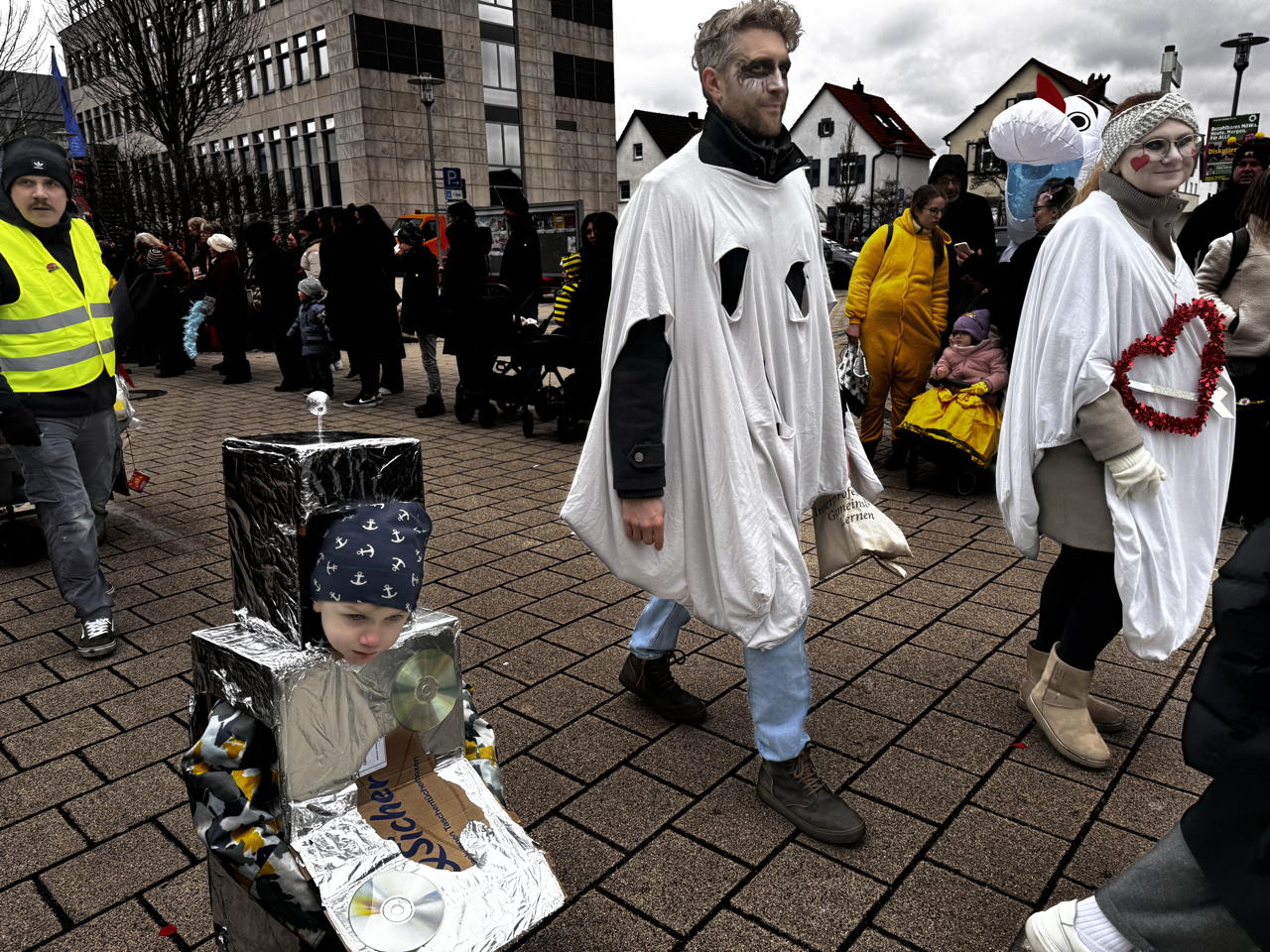 Helau Walldorfer Fastnachtsumzug närischer Lindwurm kleine und große Narren am Rathaus im Stadtteil Walldorf 2026