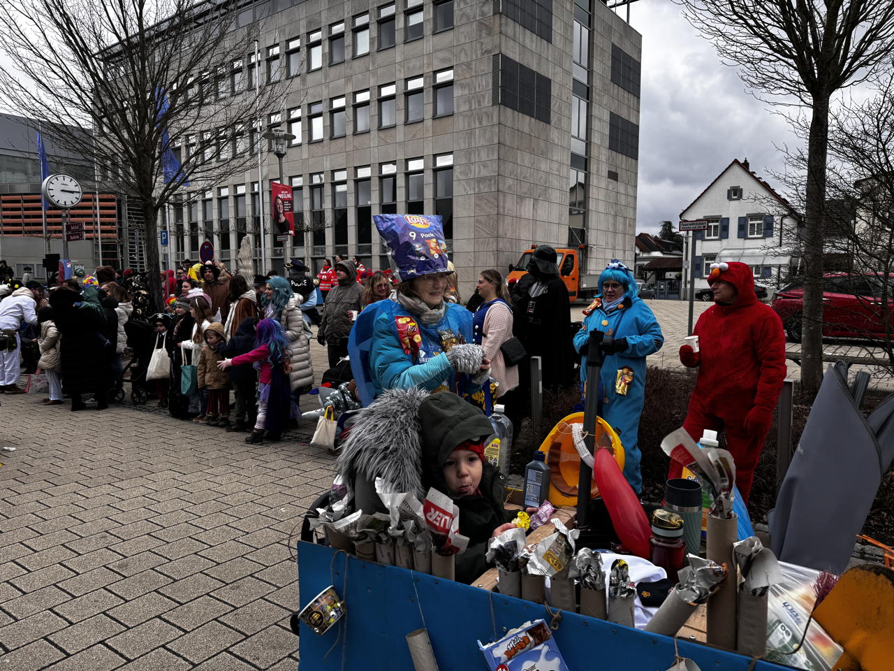 Helau Walldorfer Fastnachtsumzug närischer Lindwurm kleine und große Narren am Rathaus im Stadtteil Walldorf 2026