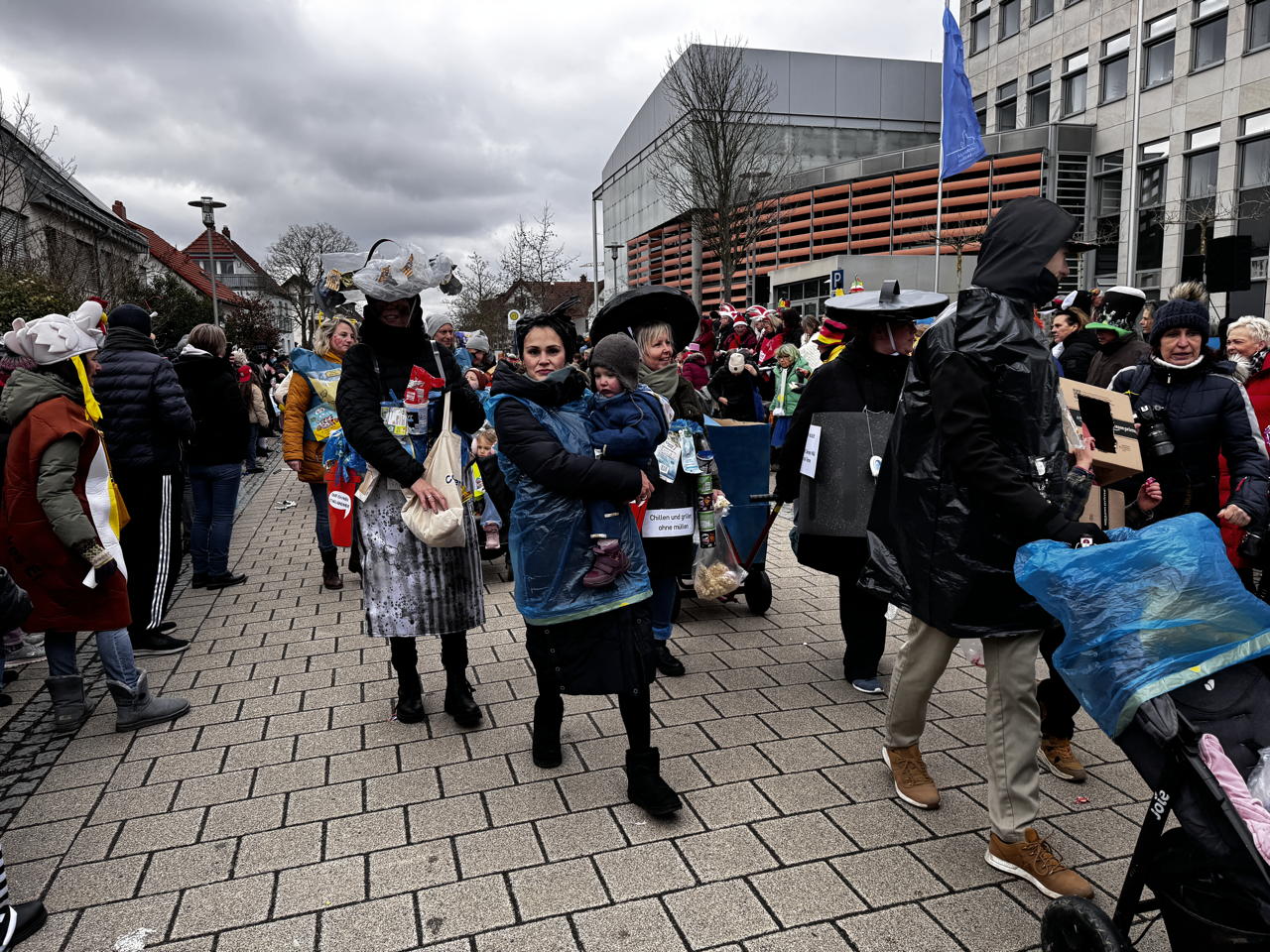 Helau Walldorfer Fastnachtsumzug närischer Lindwurm kleine und große Narren am Rathaus im Stadtteil Walldorf 2026