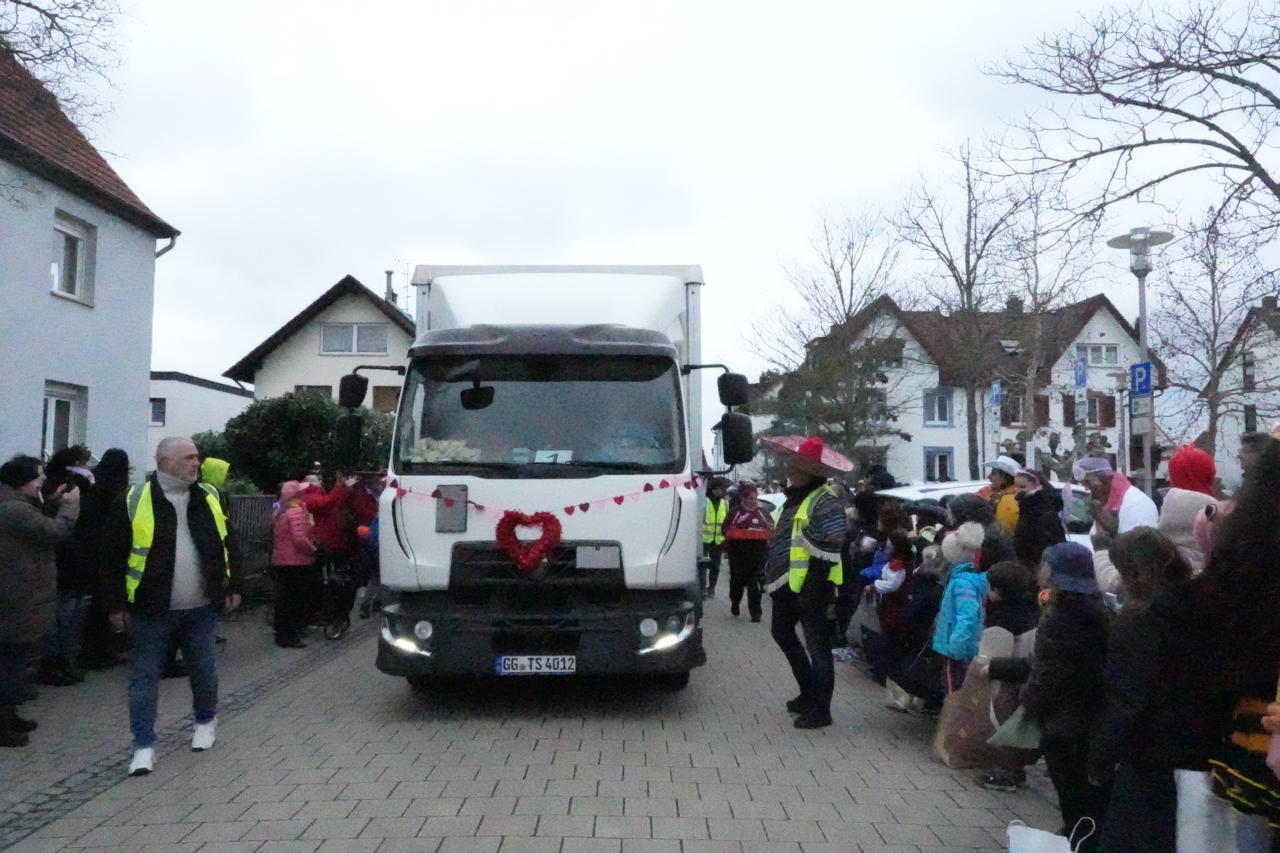 Helau Walldorfer Fastnachtsumzug närischer Lindwurm kleine und große Narren am Rathaus im Stadtteil Walldorf 2026