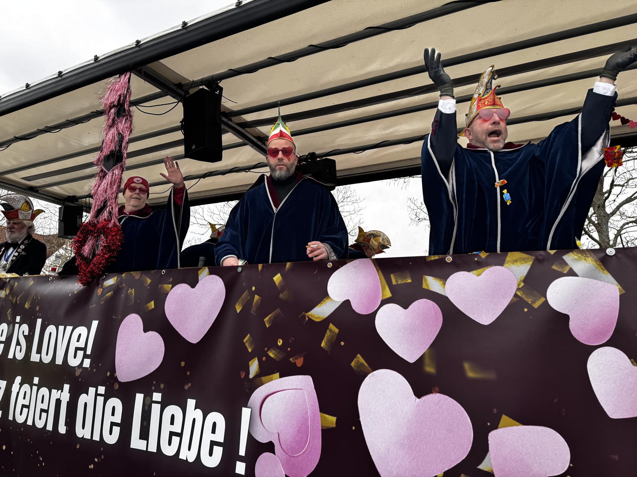Helau Walldorfer Fastnachtsumzug närischer Lindwurm kleine und große Narren am Rathaus im Stadtteil Walldorf 2026