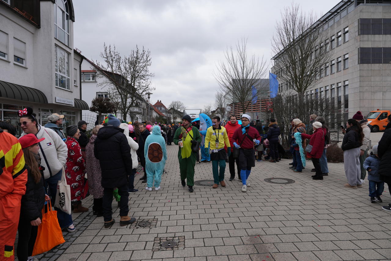Helau Walldorfer Fastnachtsumzug närischer Lindwurm kleine und große Narren am Rathaus im Stadtteil Walldorf 2026