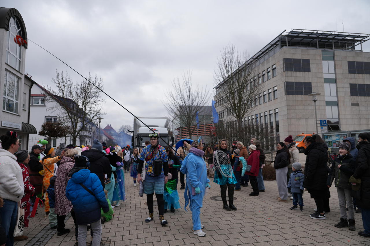 Helau Walldorfer Fastnachtsumzug närischer Lindwurm kleine und große Narren am Rathaus im Stadtteil Walldorf 2026
