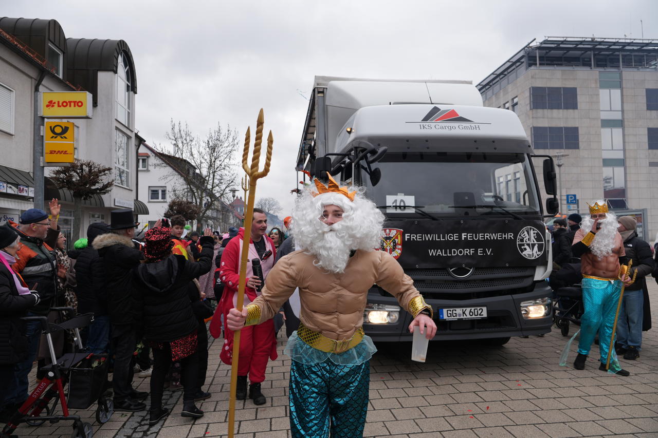 Helau Walldorfer Fastnachtsumzug närischer Lindwurm kleine und große Narren am Rathaus im Stadtteil Walldorf 2026